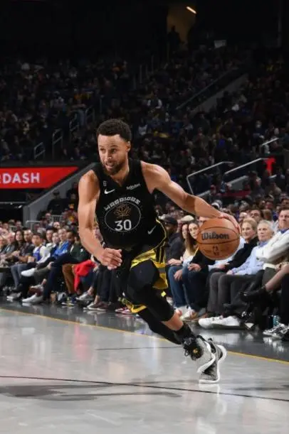 《斯蒂芬·库里：不容小觑》：三分王的传奇之路，永不放弃的篮球梦！