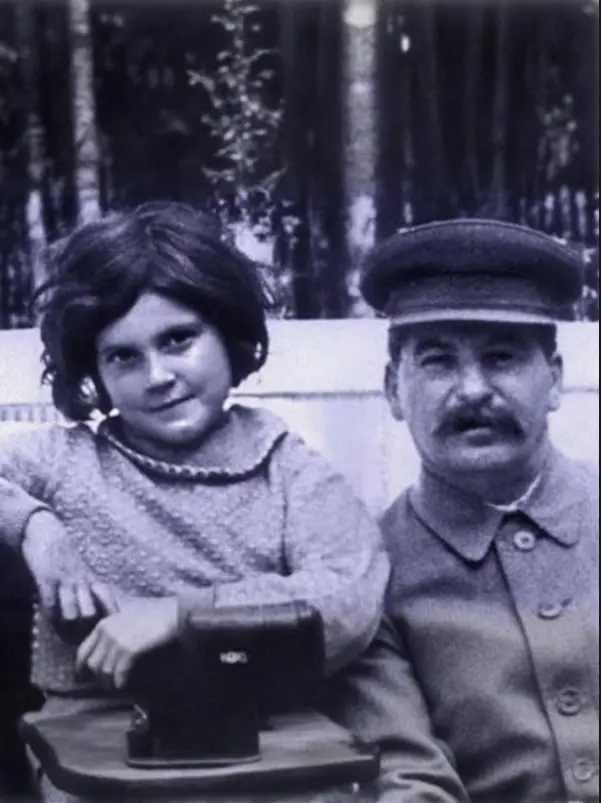 《斯大林的托赫特》：冷峻现实下的挣扎与救赎，一段触及灵魂的末日童话。